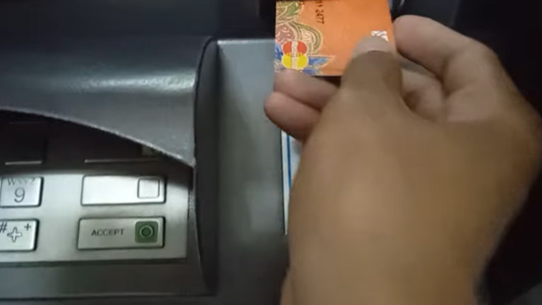 2. Masukkan Kartu dan PIN ATM Permata Bank